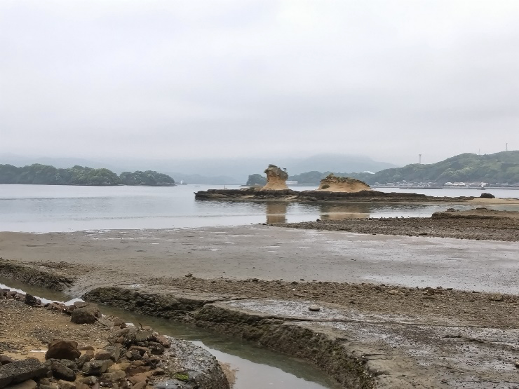 私の実家近くの砂・潟地。人形島やカズラ島（左側）が見える。