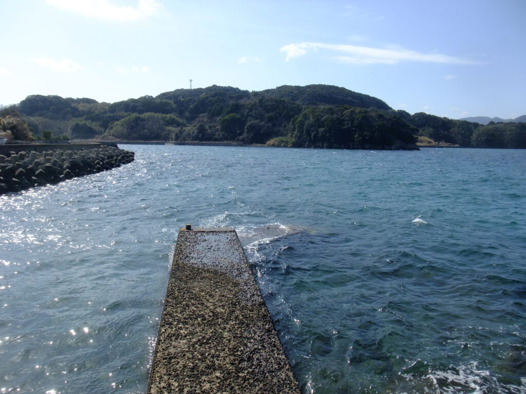 母の実家（松浦市福島町浅谷）の前の海と堤防。この堤防はコンクリートではなく岩でできていた。この堤防の左で溺れた。