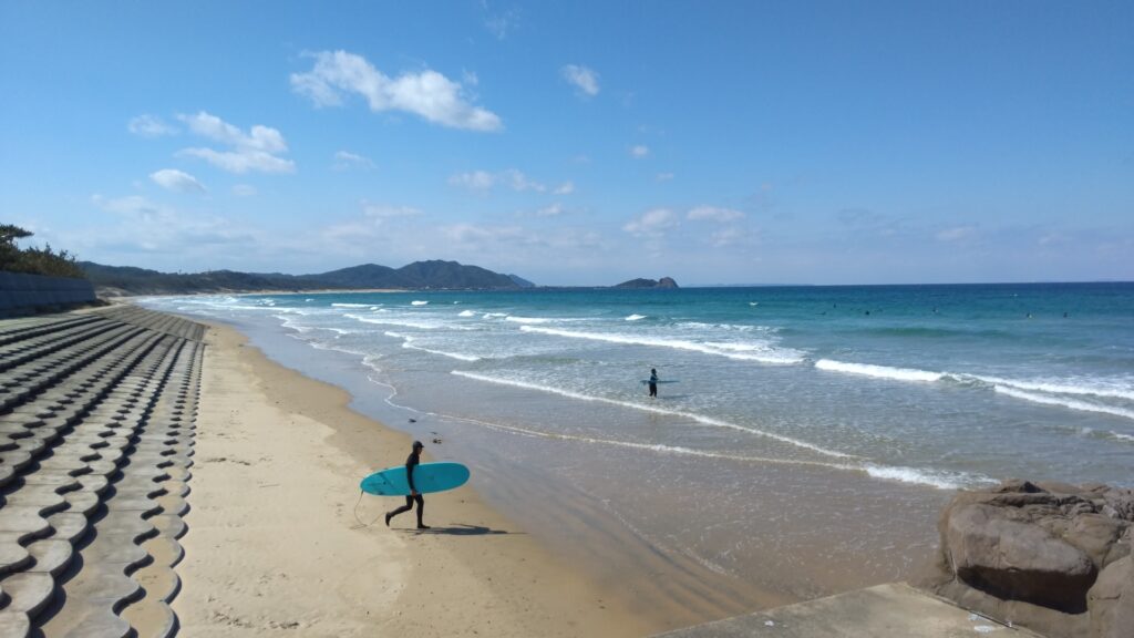 糸島市の幣の浜の景色。手前は幣の浜の東端。遠くが芥屋のサーフィンのメインポイント。芥屋の大門も見れる。