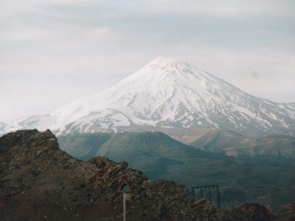 テヘランからカスピ海までの山越えの峠近くから見た。ダママンド山。富士山に似てるが、聖なる山。