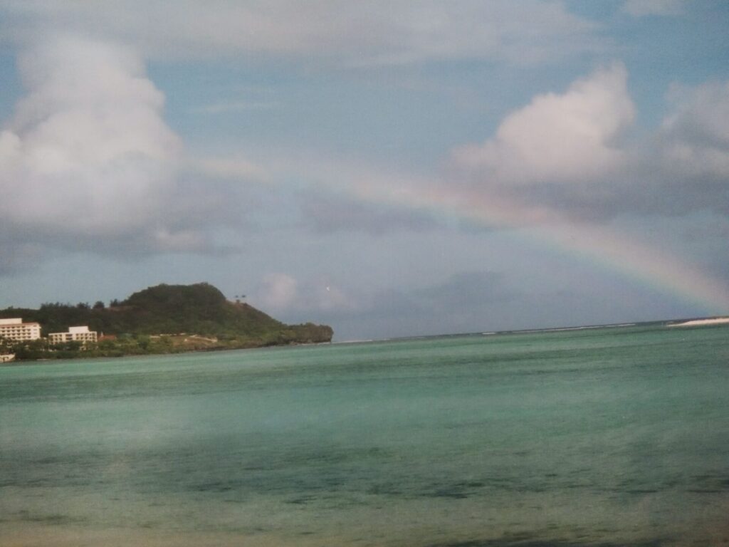 グアム島、タモンビーチに虹が掛かっていた。