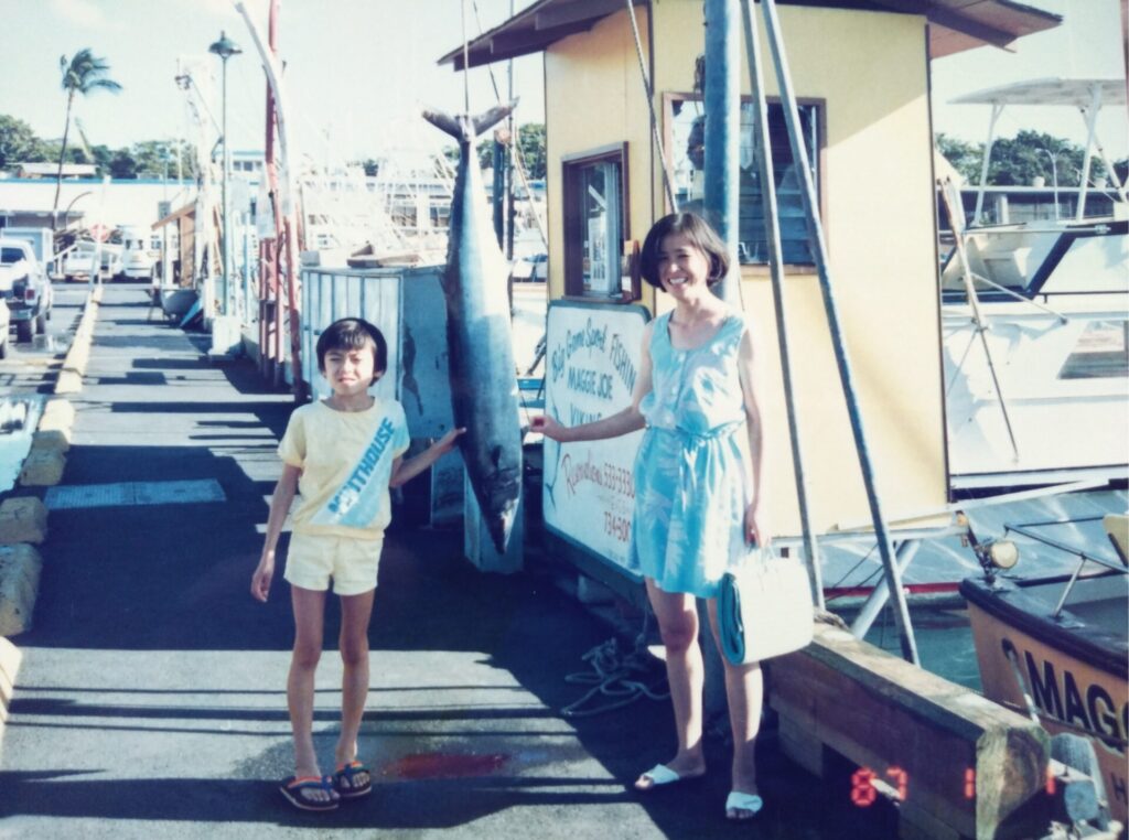 ハワイの港で釣られた魚と。自分たちで釣ったものではない。