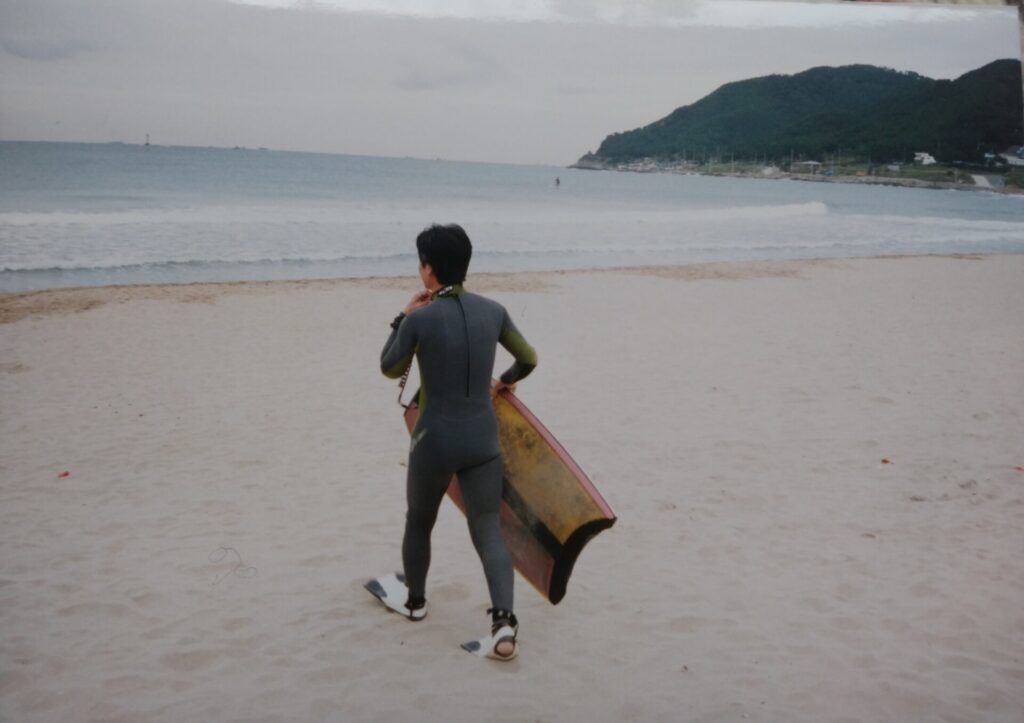 釜山のビーチにいざ入る。サーフィンしている人は少ない。