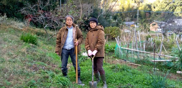 野菜畑の前で。畑は、動物対策で鉄製の柵で囲っている。