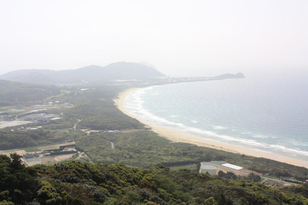 幣の浜の全景。奥が芥屋のメインポイント。左に志摩中学校のグラウンドが見えるが、その近くのコロニーサーフがある。