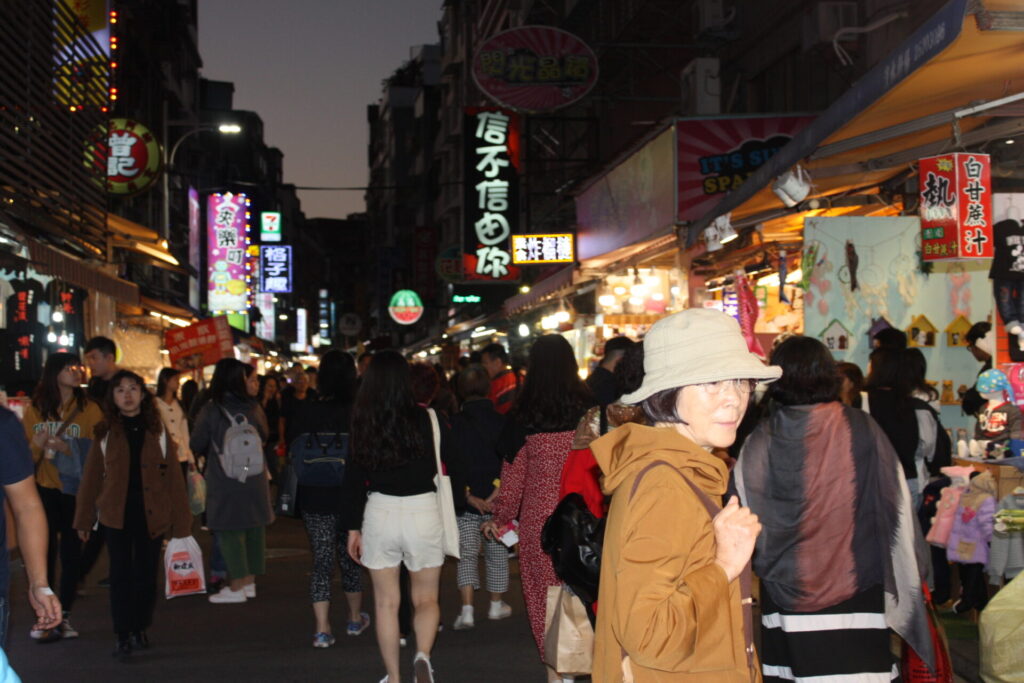 老街の夜、賑わっている