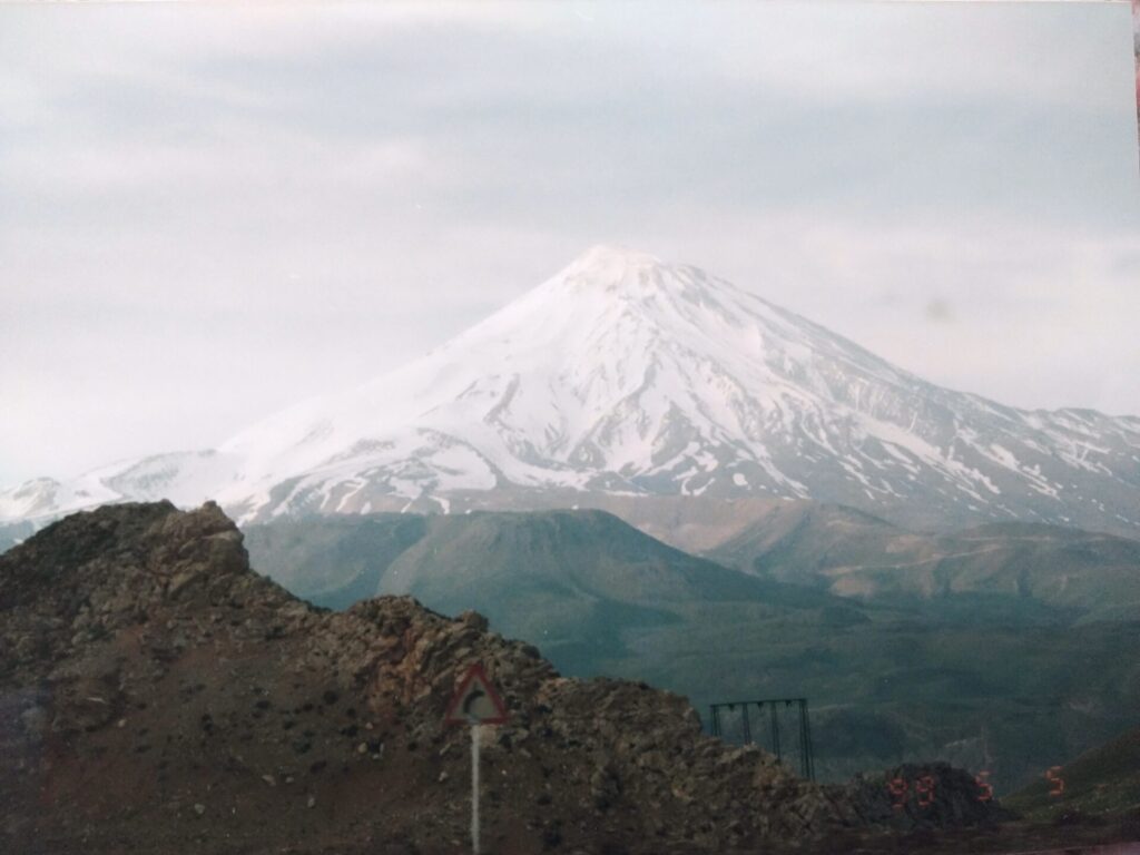 イランの最高峰、ダマーヴァンド山