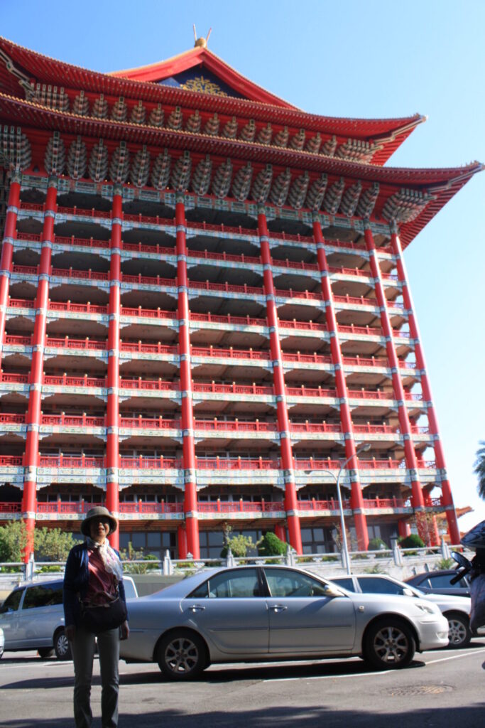 円山大飯店の前で