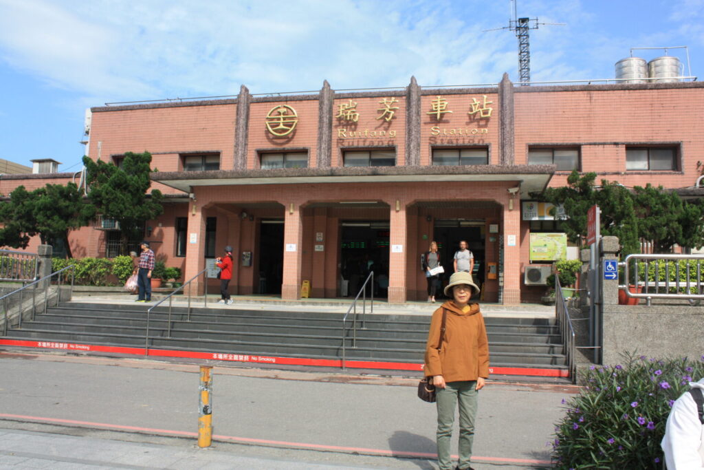 九份の玄関の鉄道駅、ここからタクシー